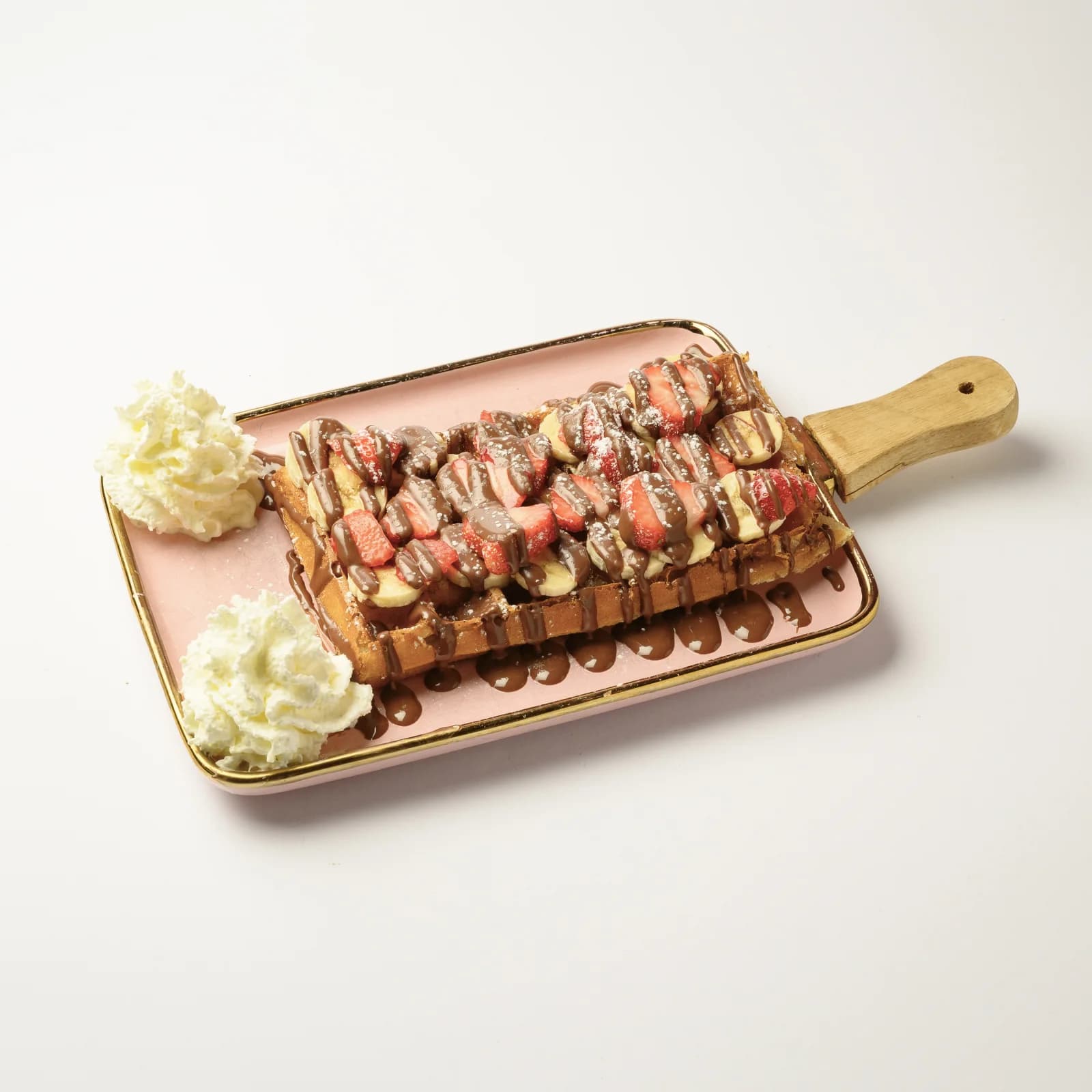 Varm våffla med jordgubbar, banan och choklad